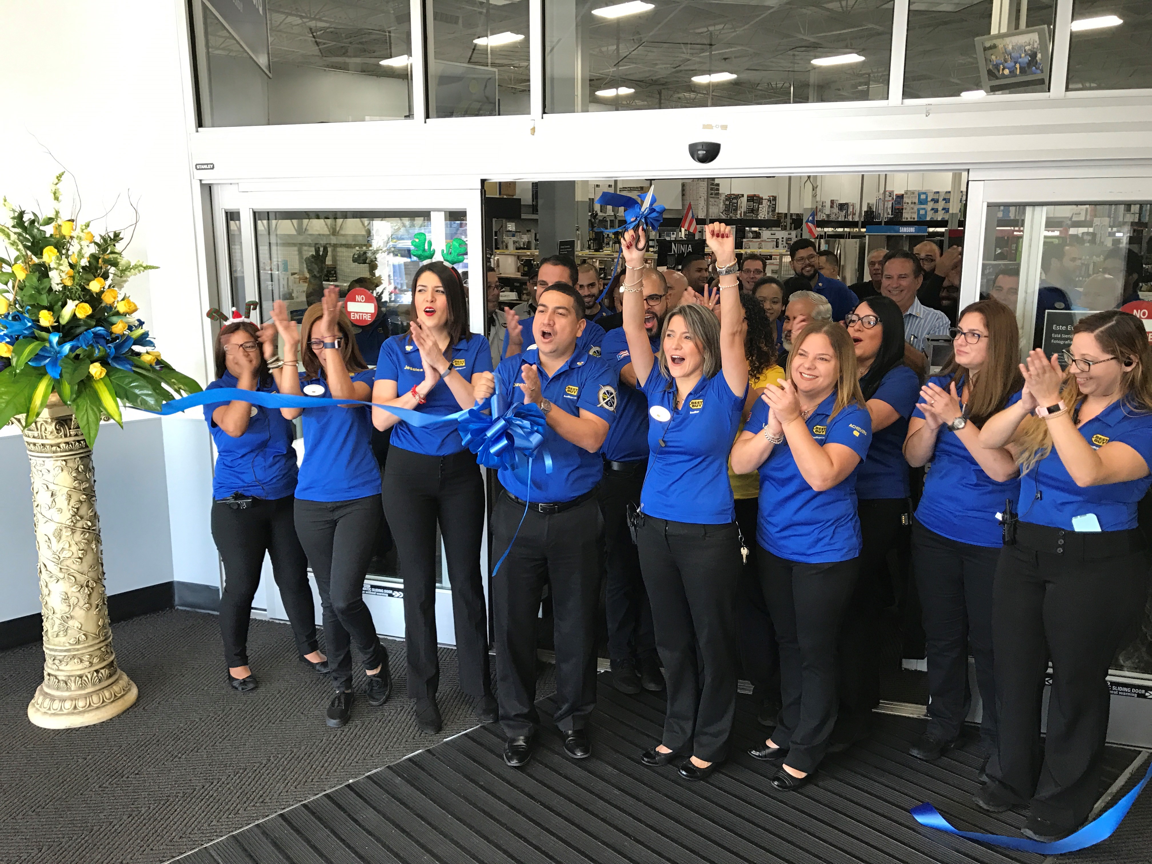 best buy employee helping customer